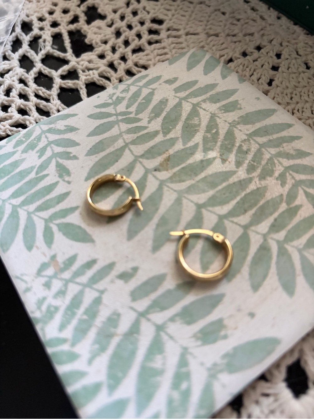 14 kt Gold Hoop Hinge Earrings - Classic Everyday Hoops - Picture 3 of 4